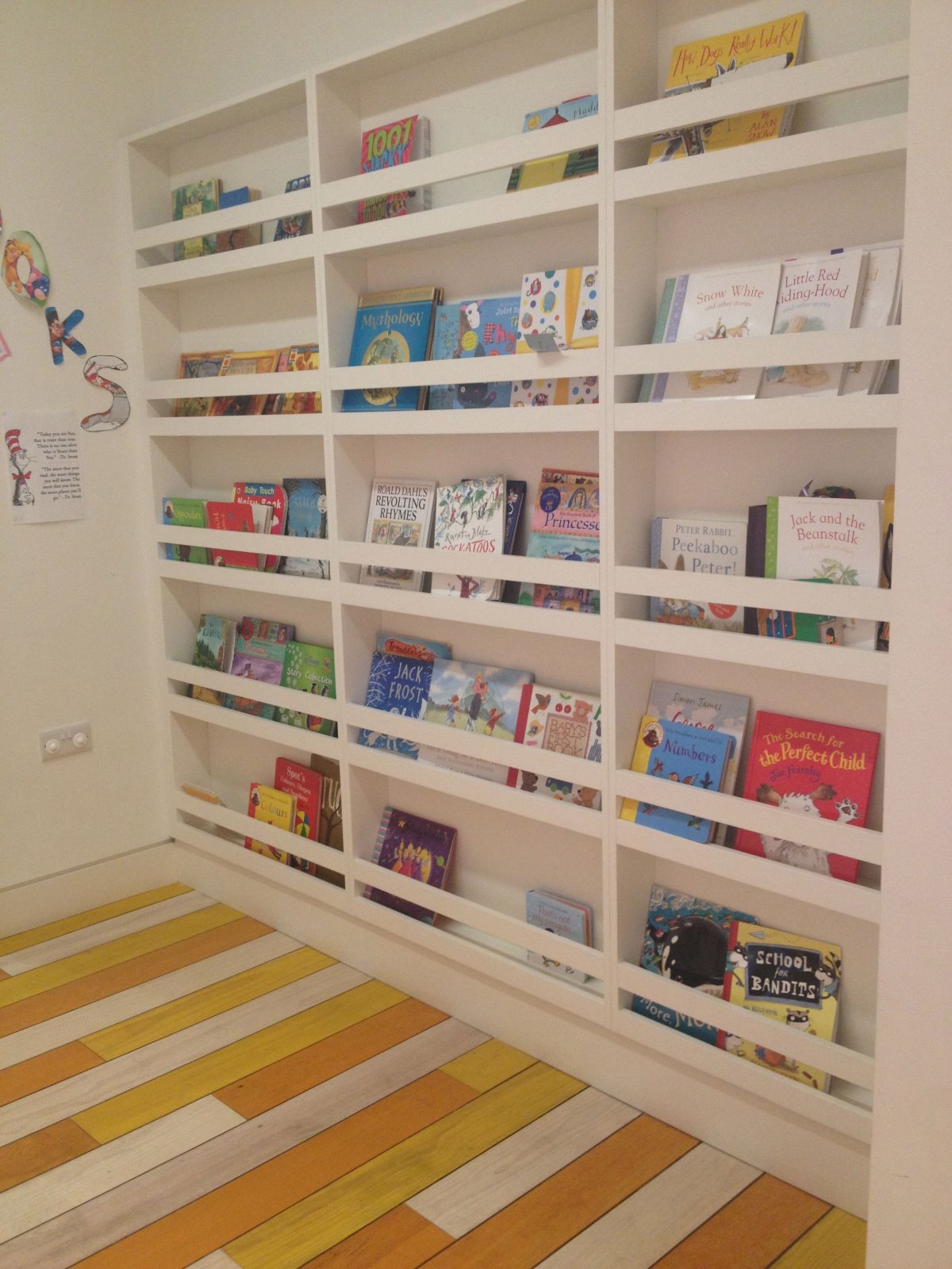 Стеллаж в комнату Монтессори из ЛДСП