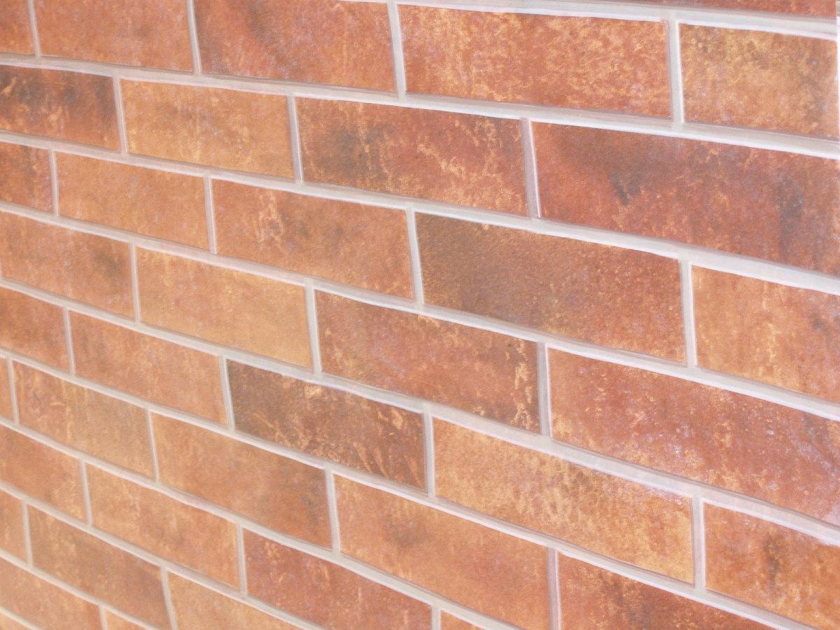 Покрыть лаком облицовочный кирпич