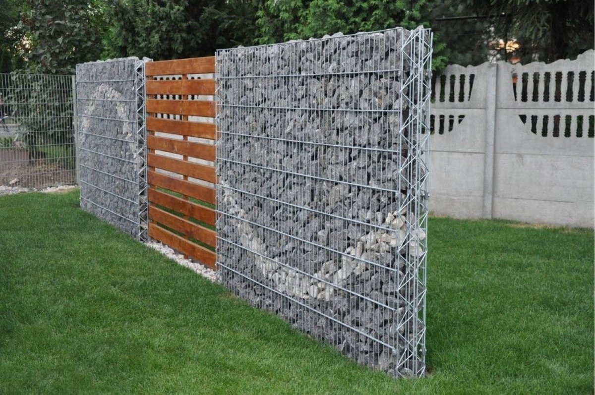 Забор из рабицы и камней