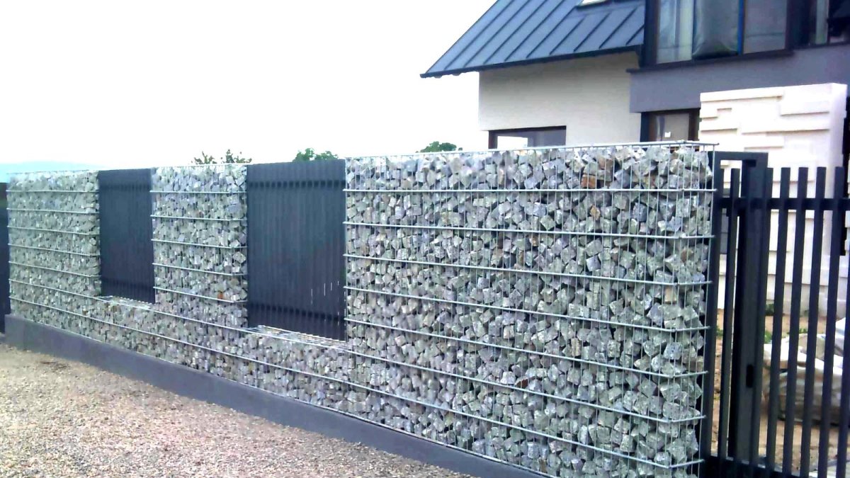 Забор из габионов и евроштакетника