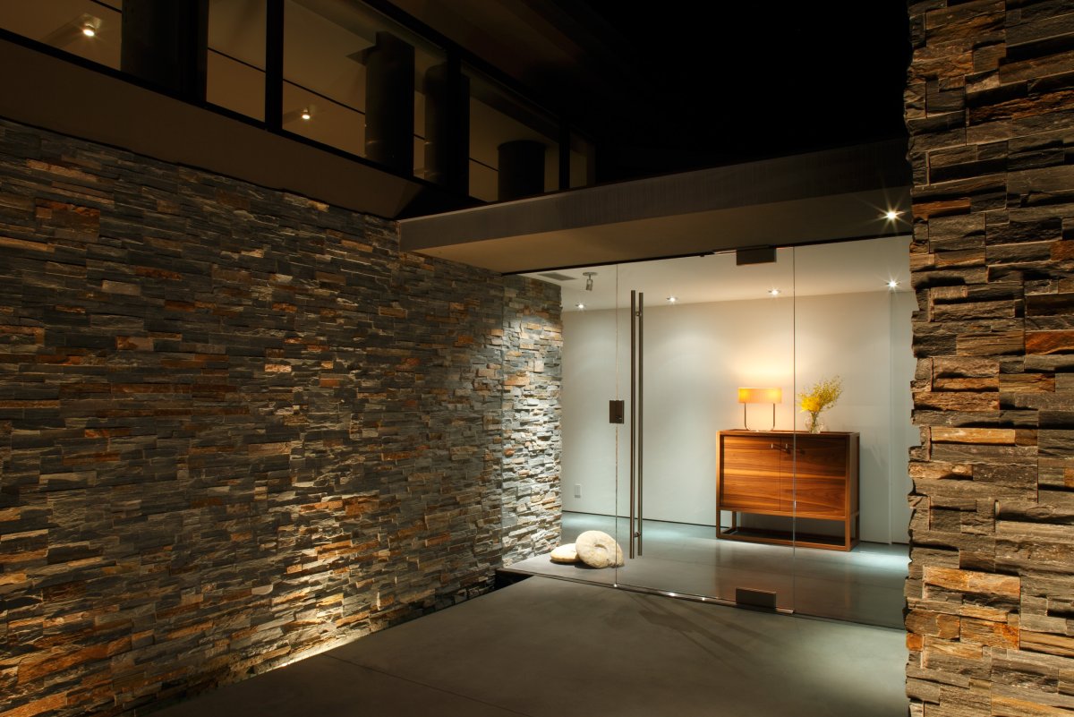 Каменная стена с подсветкой