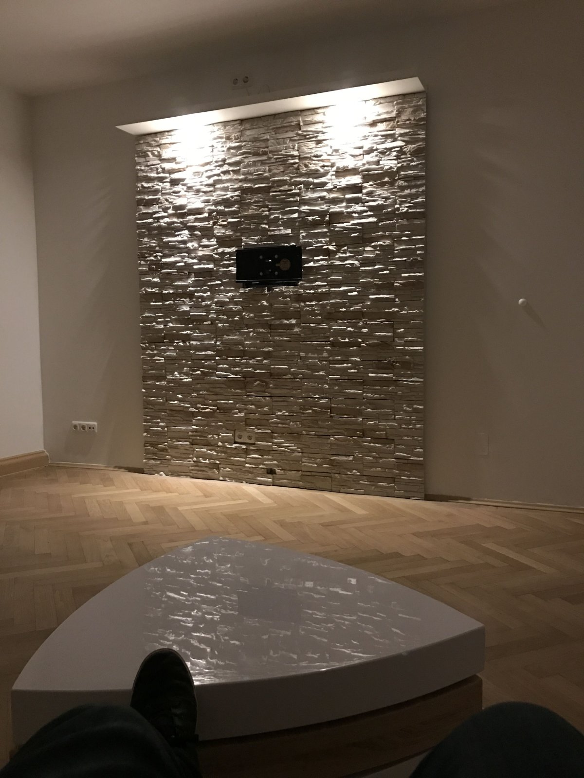 Подсветка камня на стене