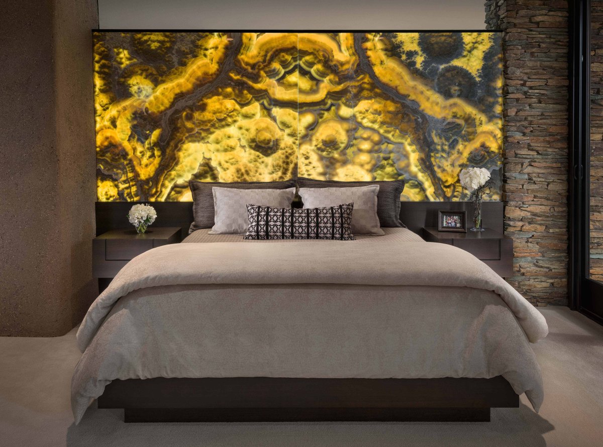 Оникс в интерьере спальни