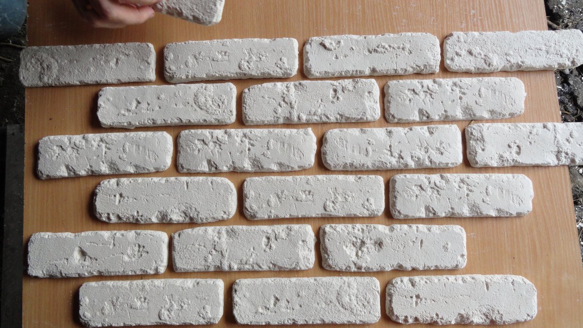 Отделка гипсовым камнем