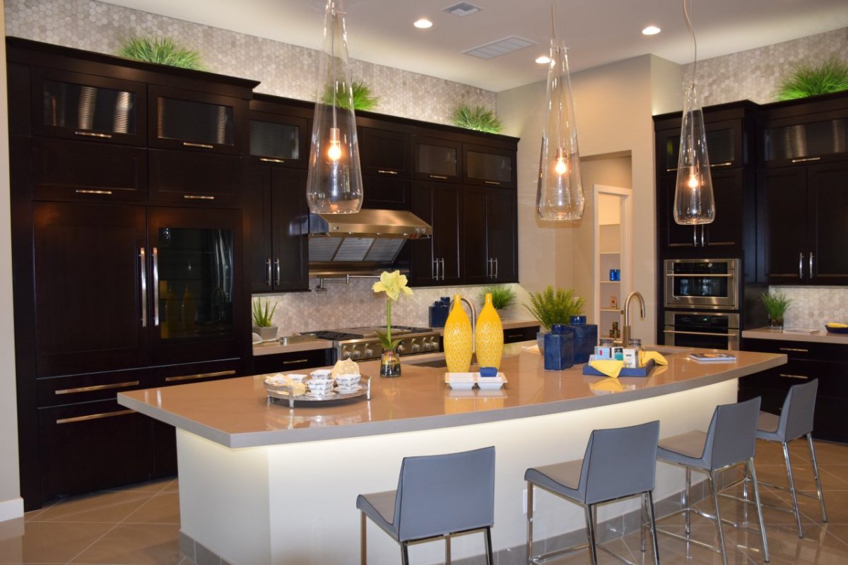 Люстра над барной стойкой