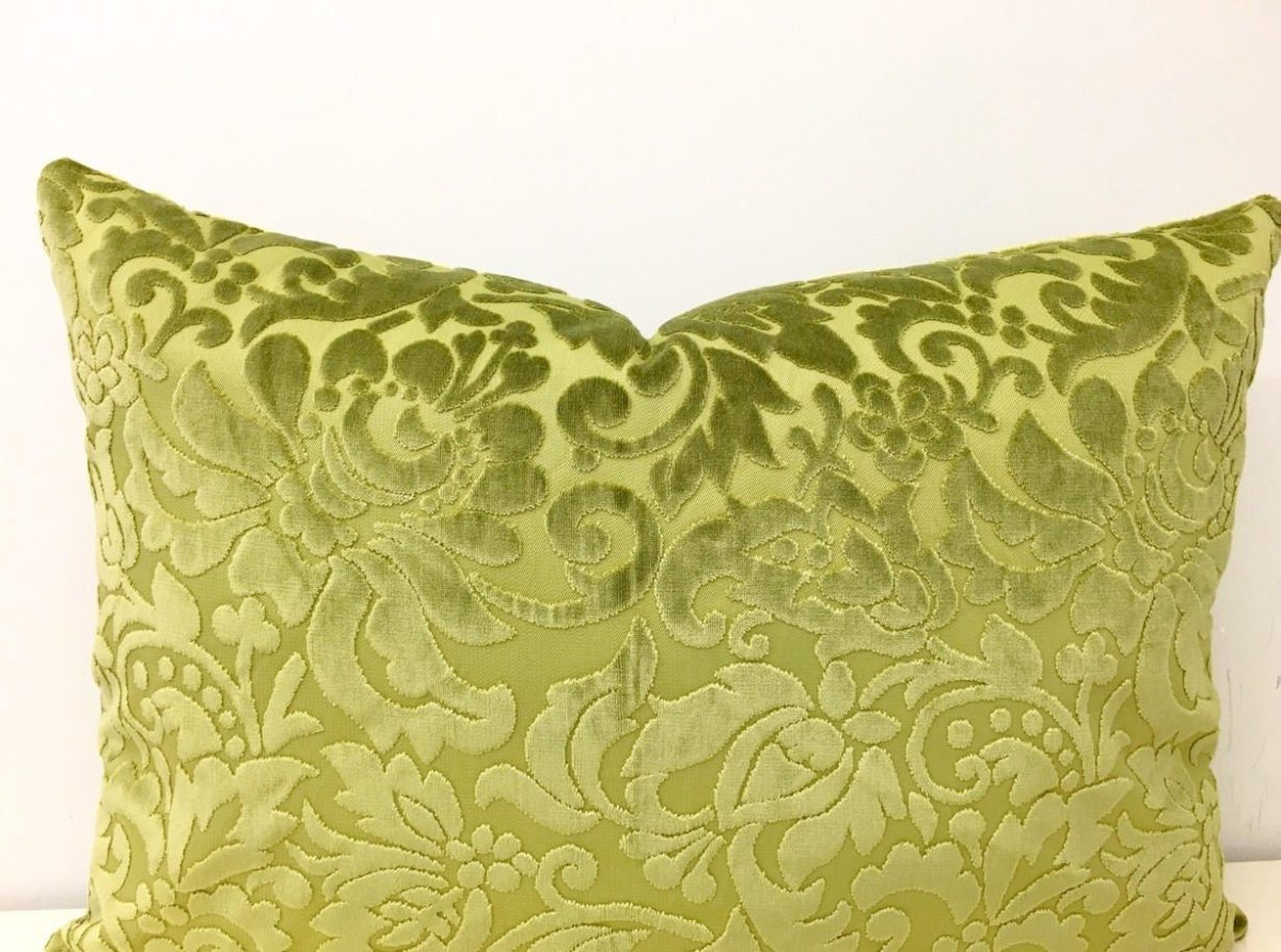 Декоративные бархатные подушки на диван