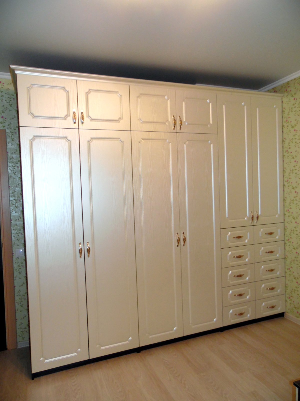 Белый шкаф с золотыми ручками