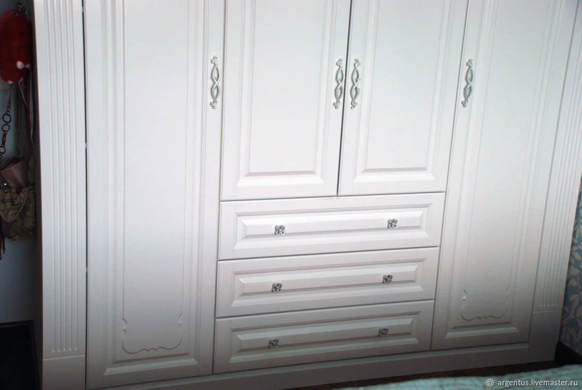 Белый шкаф в прихожую