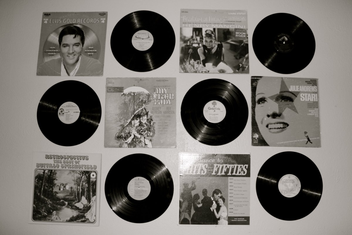 Виниловые пластинки в интерьере на стене