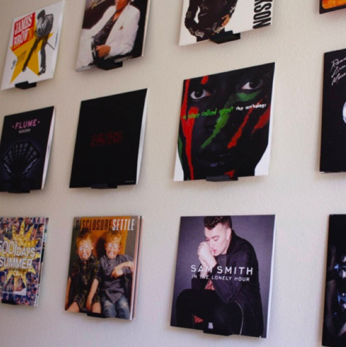 Виниловые пластинки в интерьере на стене