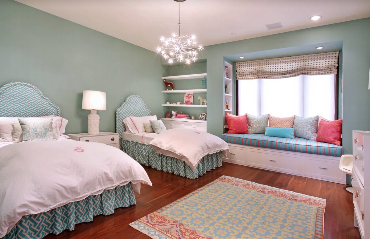 Спальня с железной кроватью