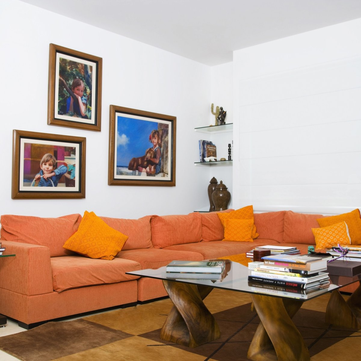 Рыжий диван в интерьере