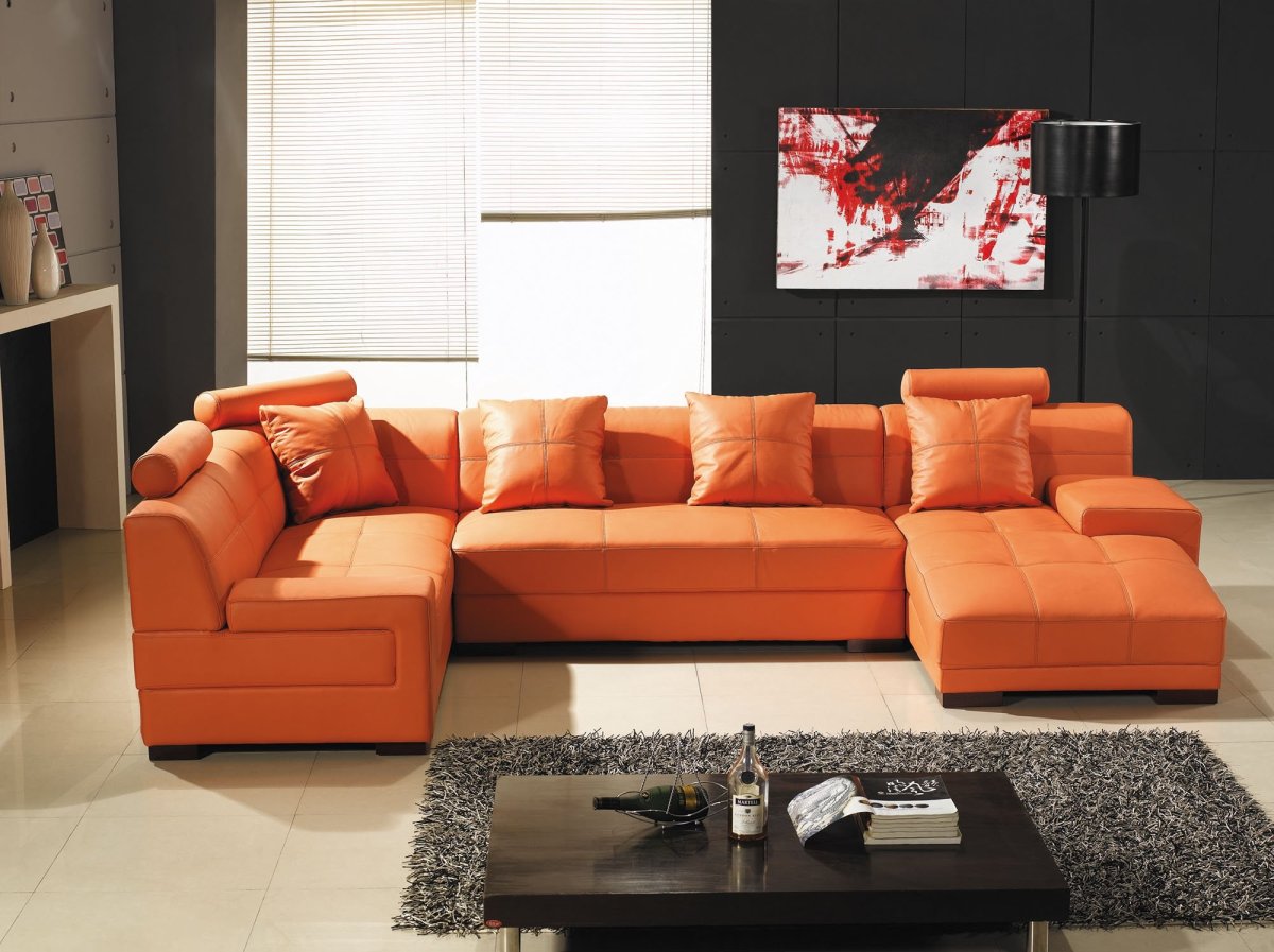 Оранжевый в интерьере гостиной