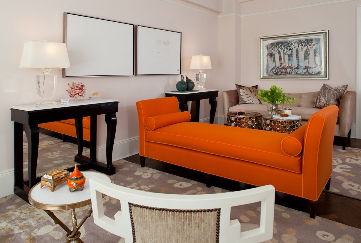 Гостиная с оранжевым диваном