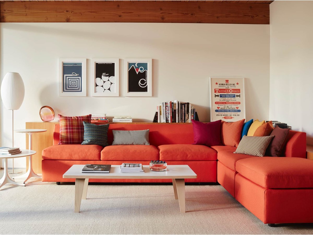 Оранжевый диван в интерьере гостиной