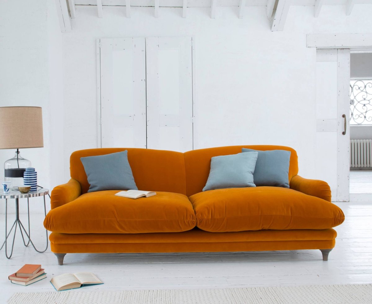 Оранжевый в интерьере гостиной