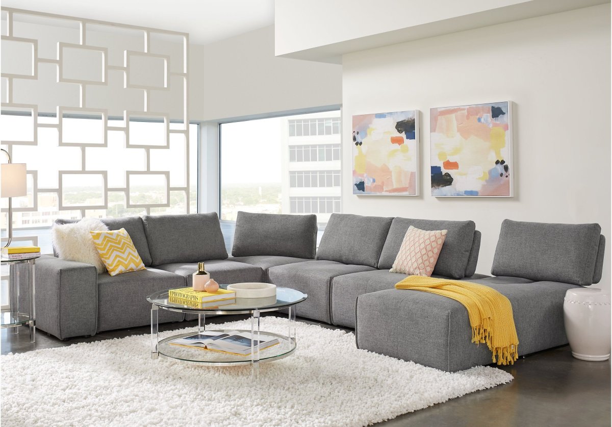 Гостиная с серым диваном