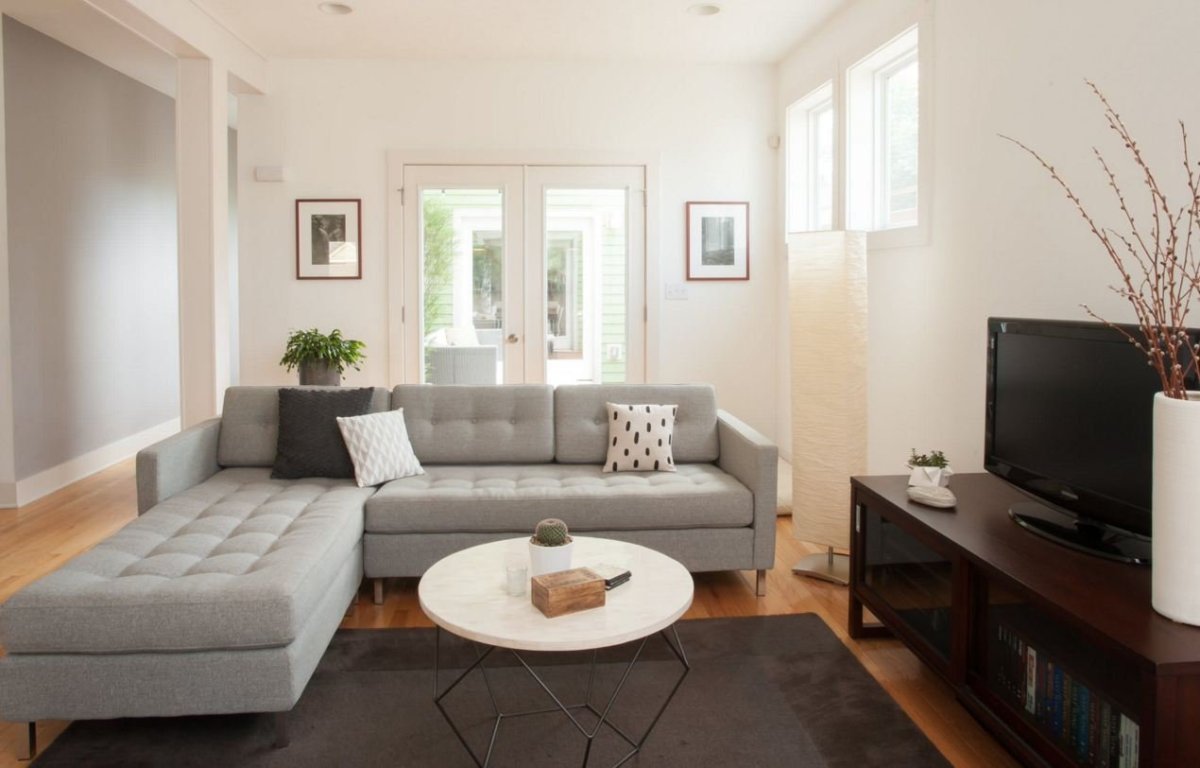 Гостиная с серыми шторами