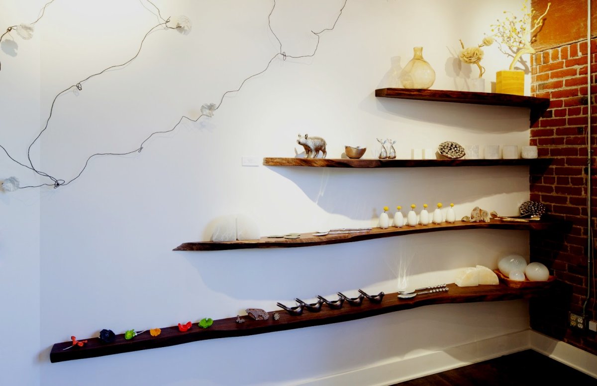 Открытые полки в интерьере