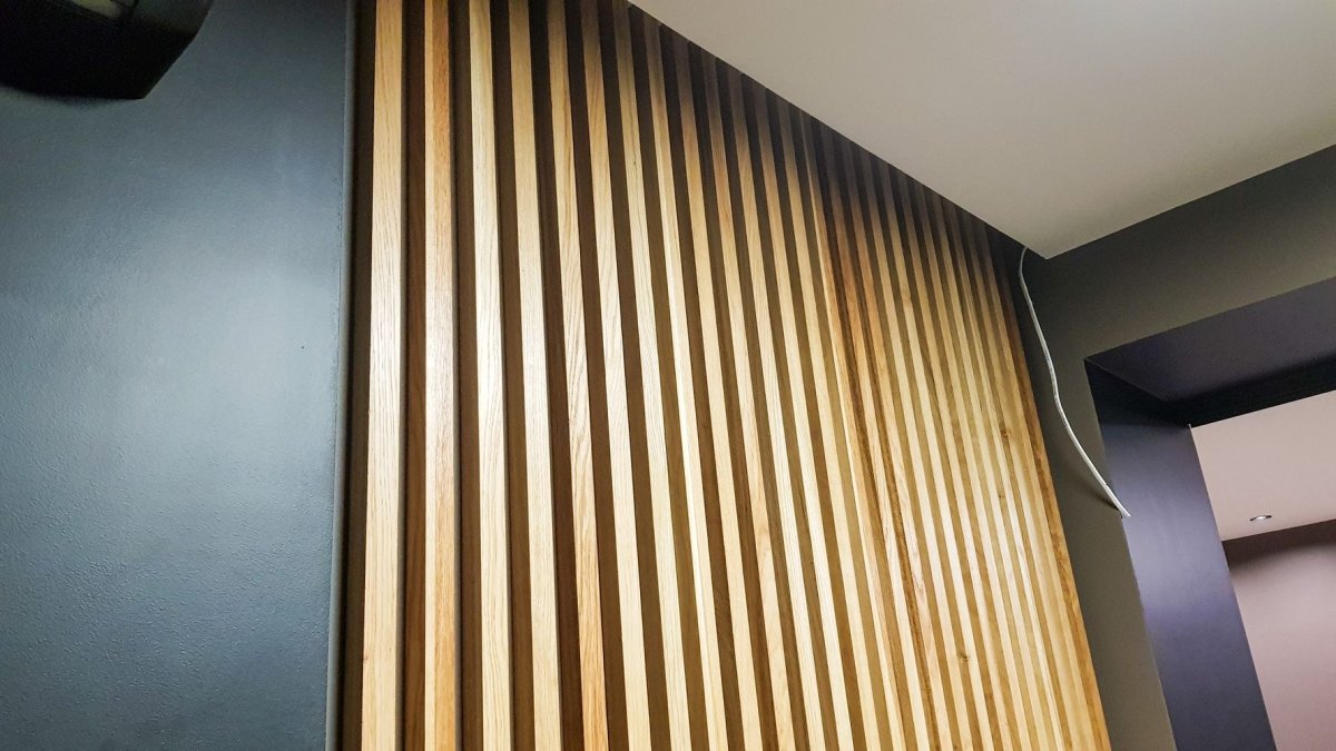 Деревянные рейки и потолочный плинтус