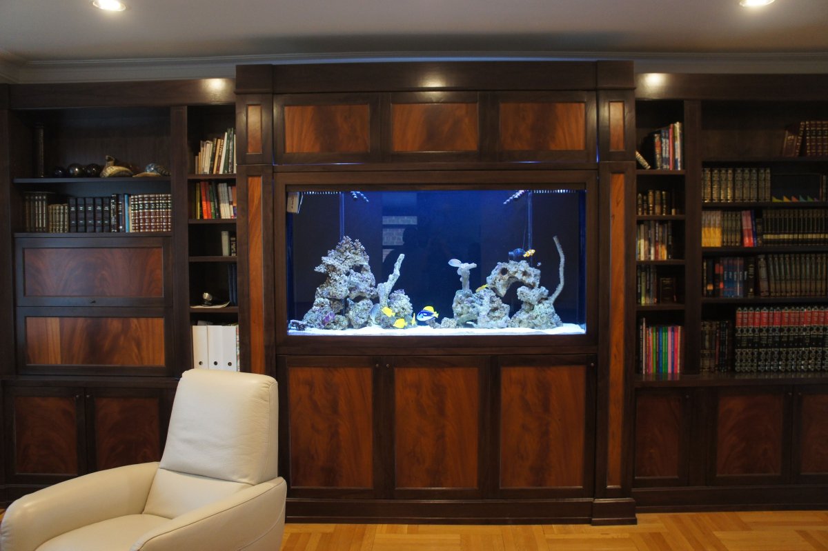 Стол-аквариум в гостиной