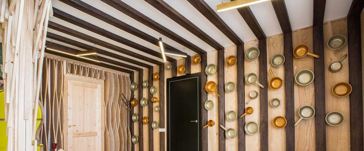 Декор балки деревянными рейками