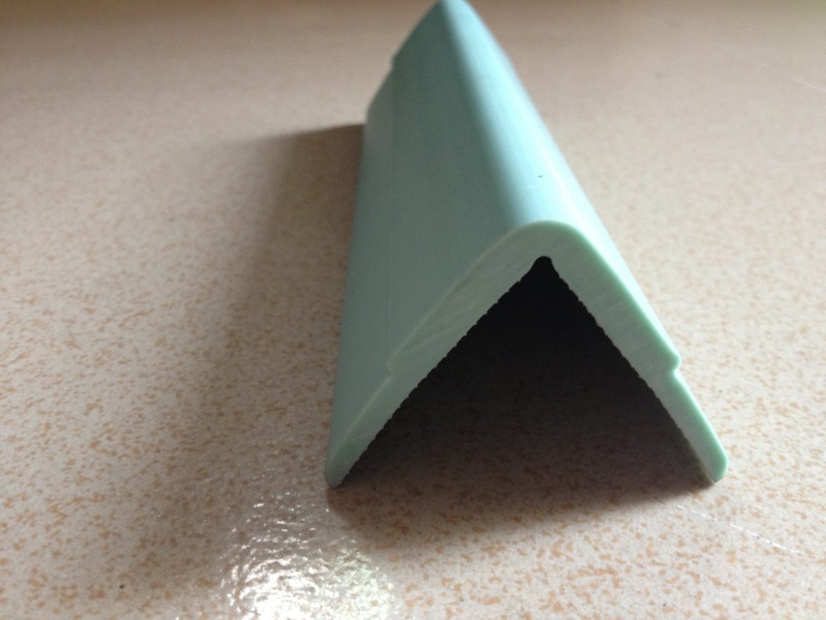 Уголок декоративный