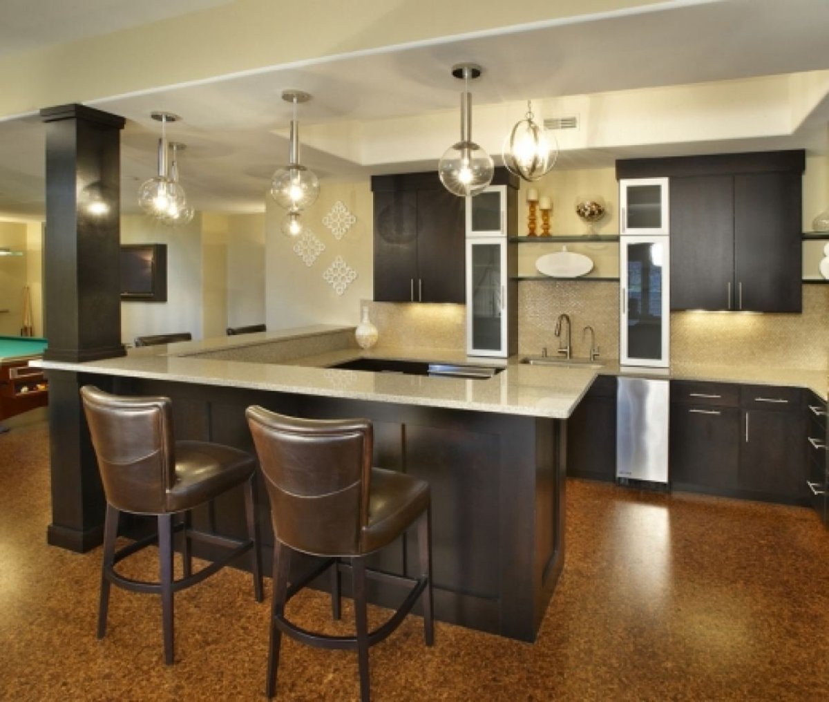 Кухонные гарнитуры с барной стойкой