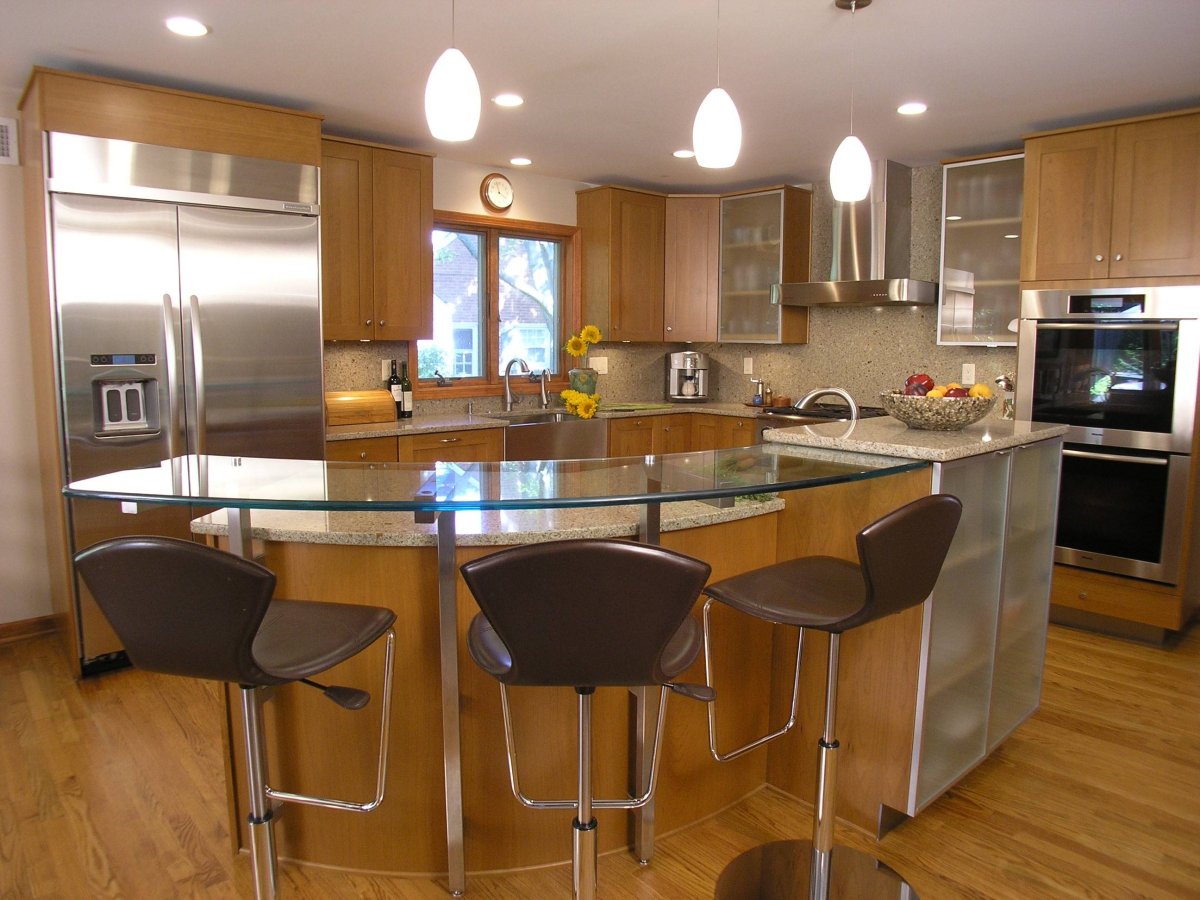 Кухня студия с барной стойкой