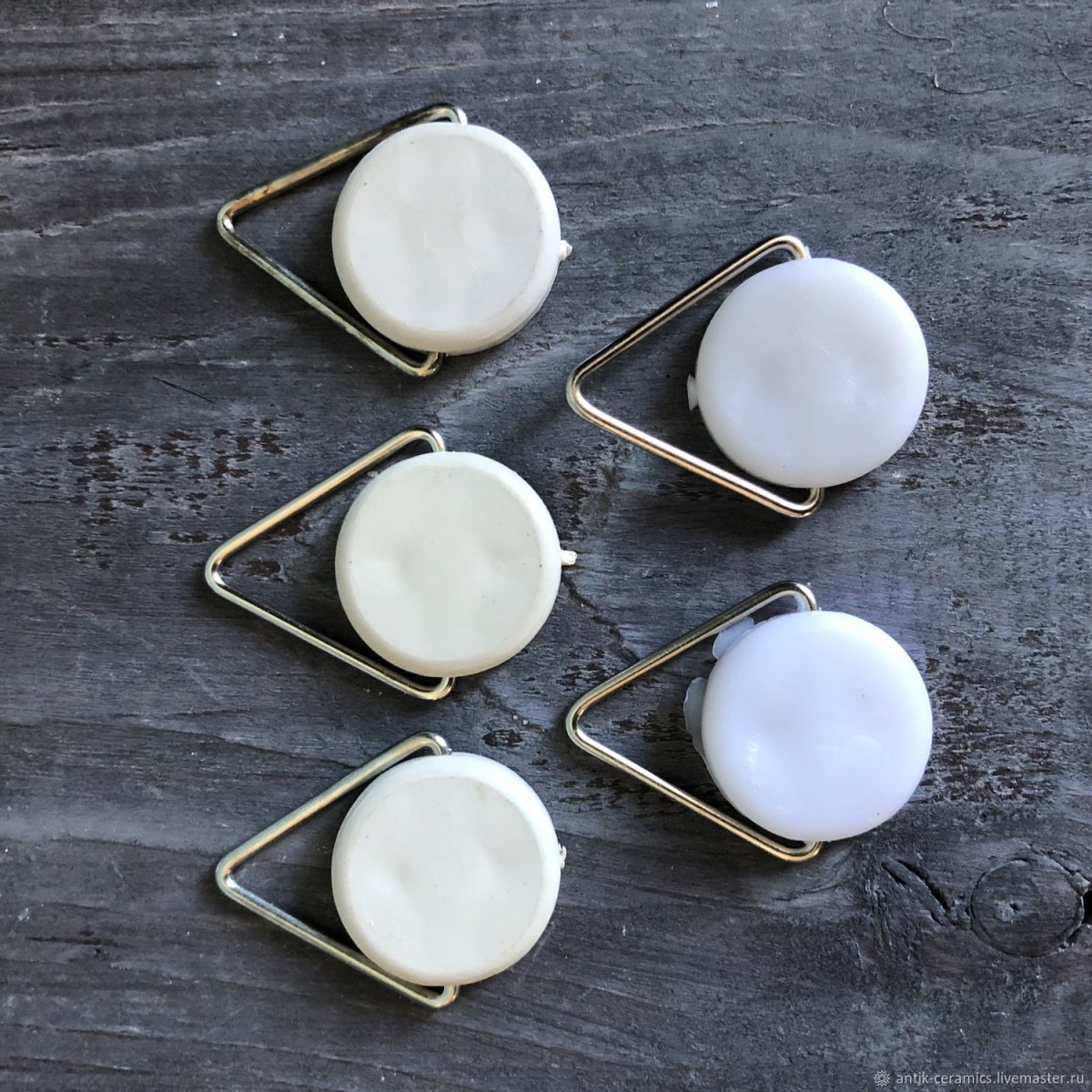 Крепеж для тарелок на стену