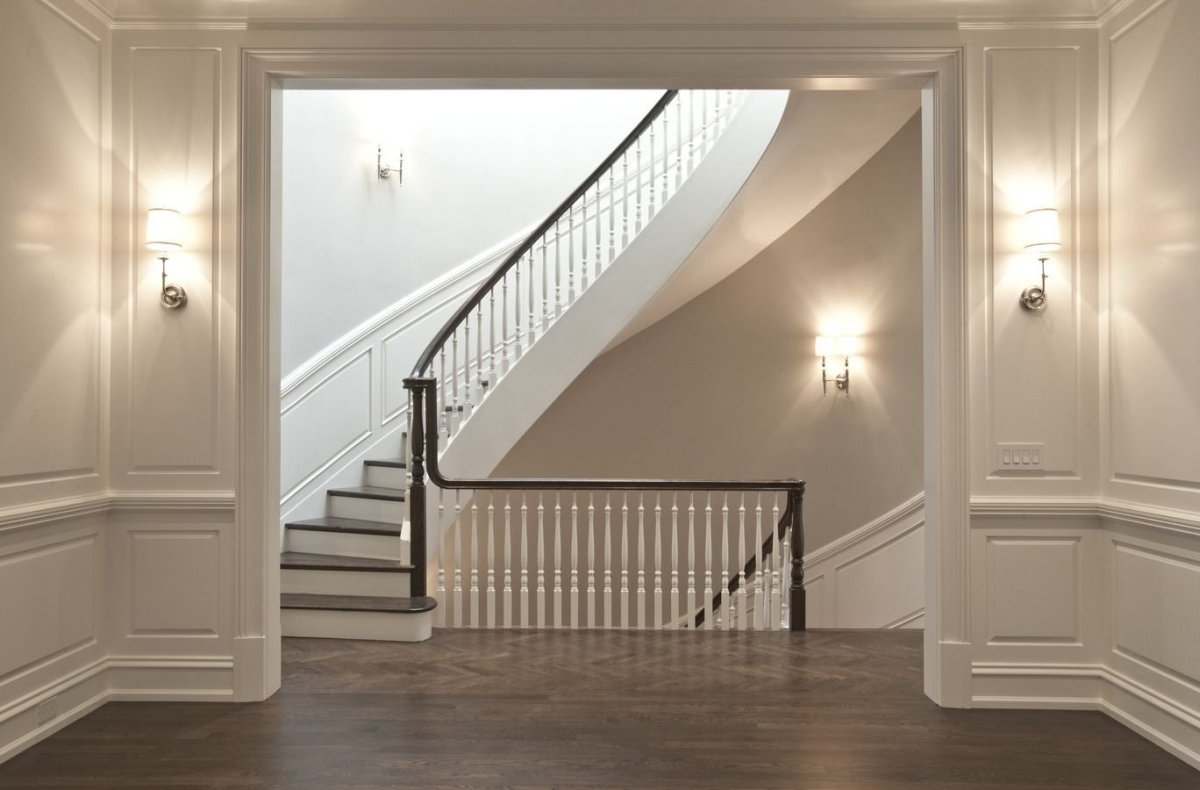 Молдинги в интерьере лестницы