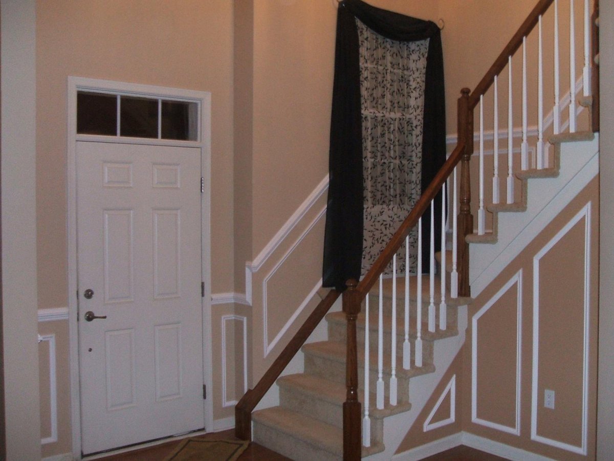 Отделка лестницы молдингом