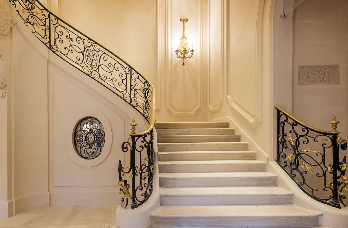 Молдинги на лестнице