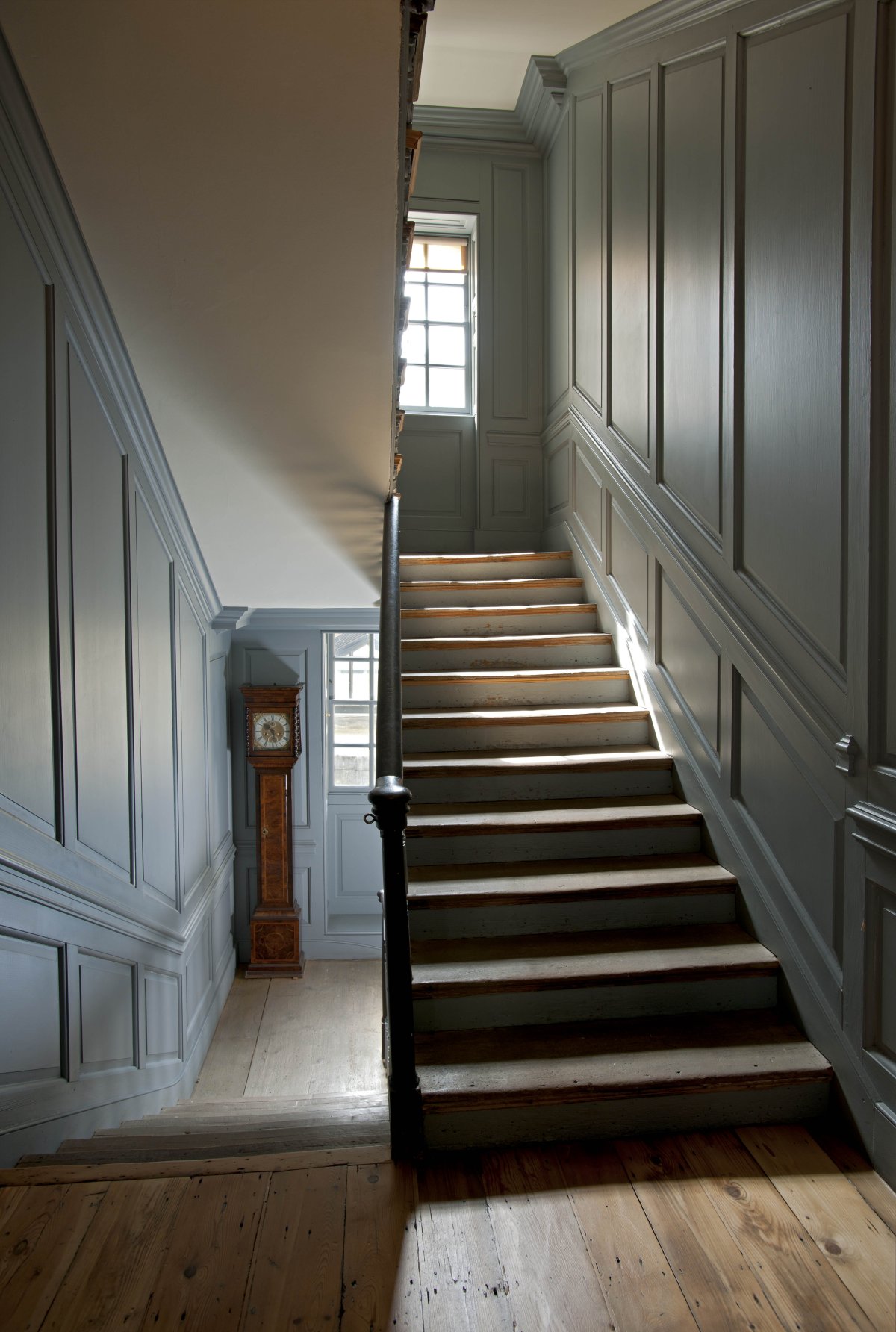 Отделка лестницы молдингом