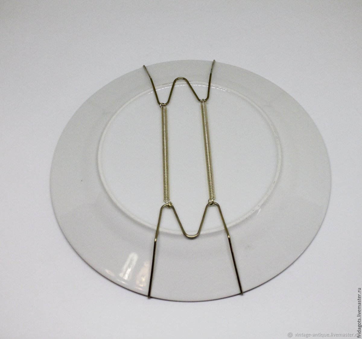 Крепеж для тарелок на стену