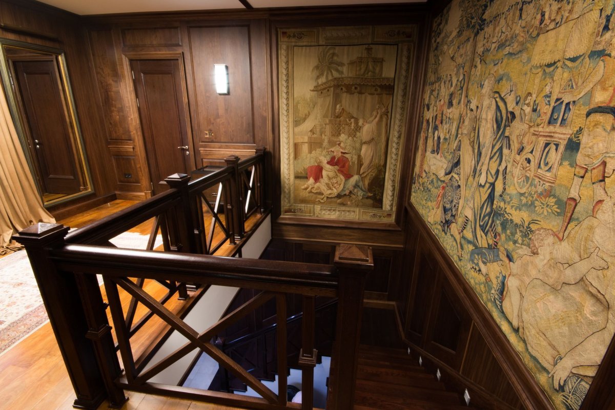 Интерьер лестничного марша в классическом стиле