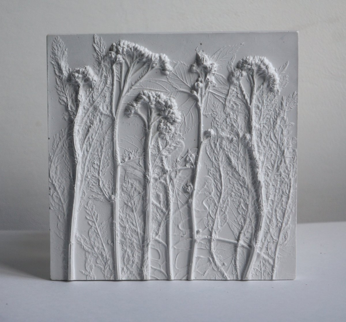 Лепка из гипса на стене