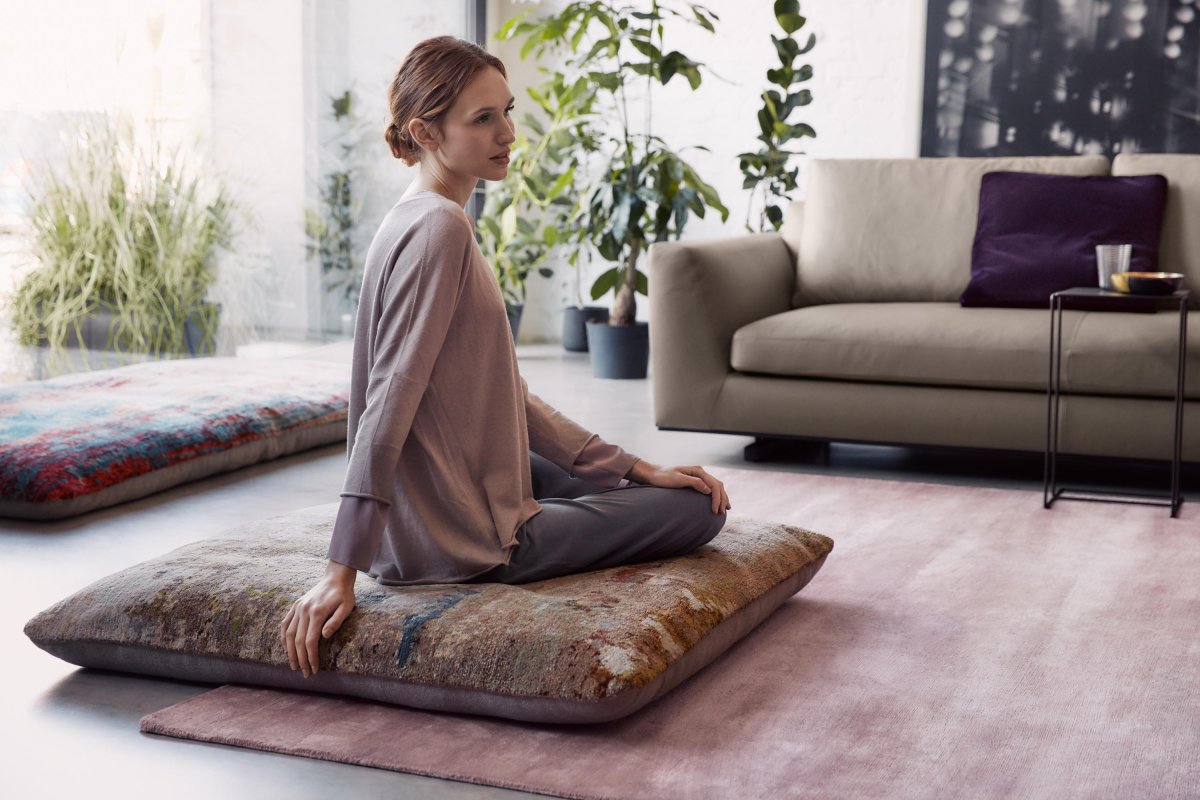 Много подушек на диване