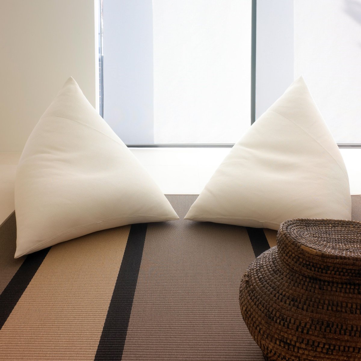 Напольные подушки в интерьере