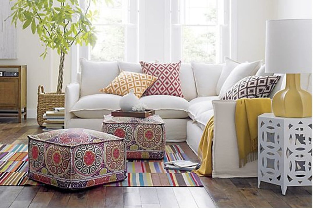 Комната с подушками на полу