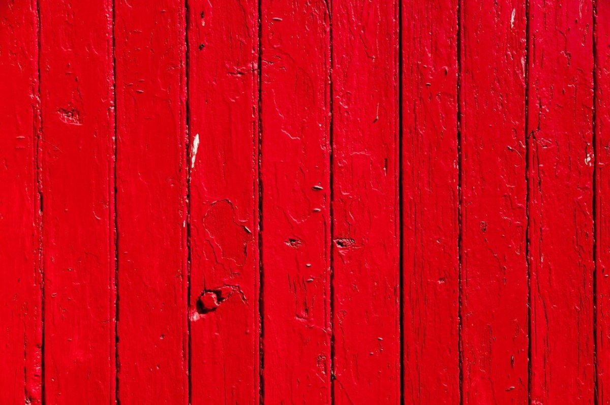 Мазки красной краски