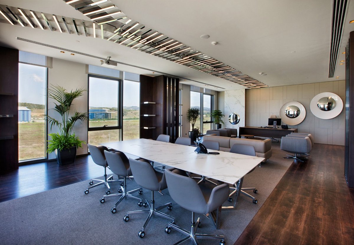 Офис в бежевых тонах