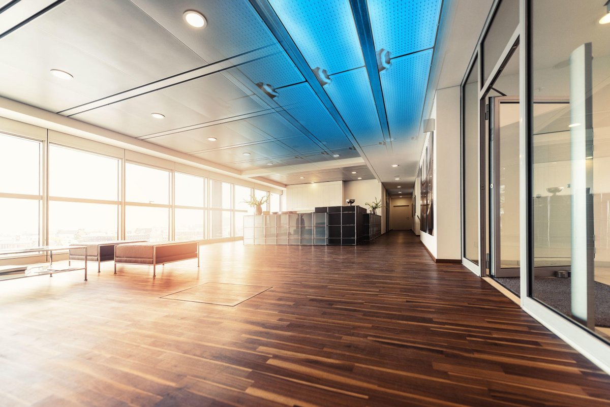 Темный офисный интерьер