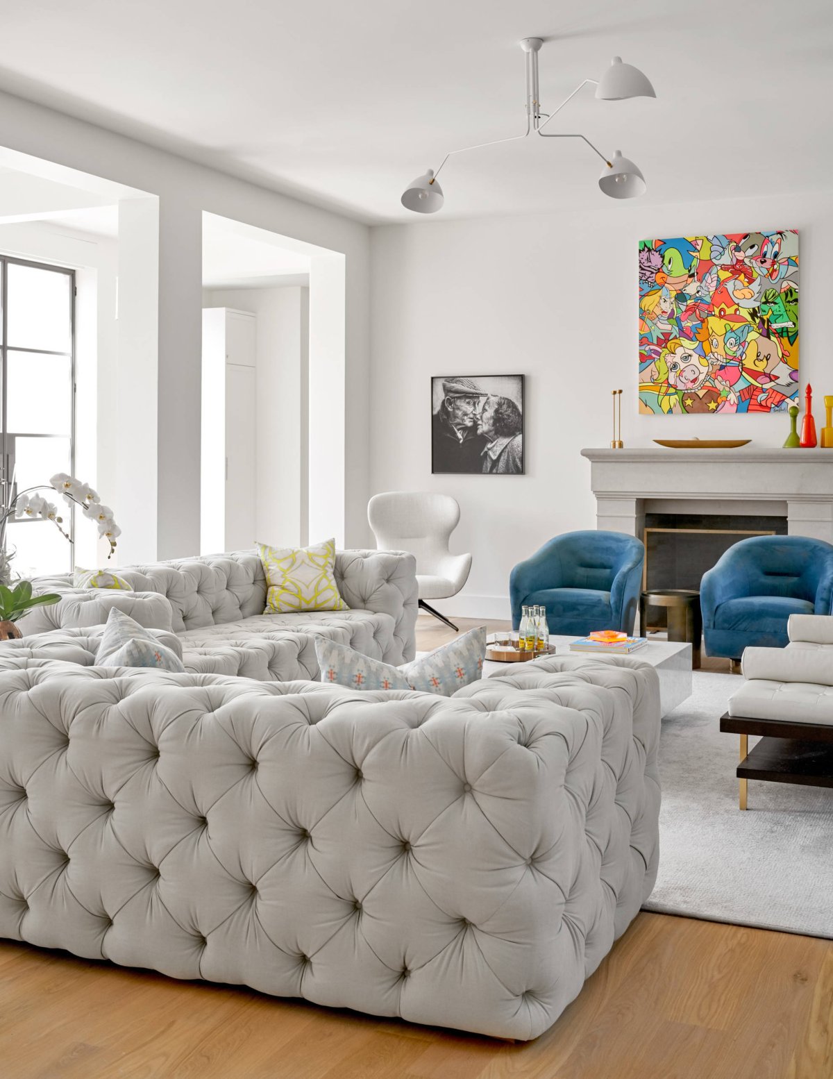 Кресло в интерьере гостиной