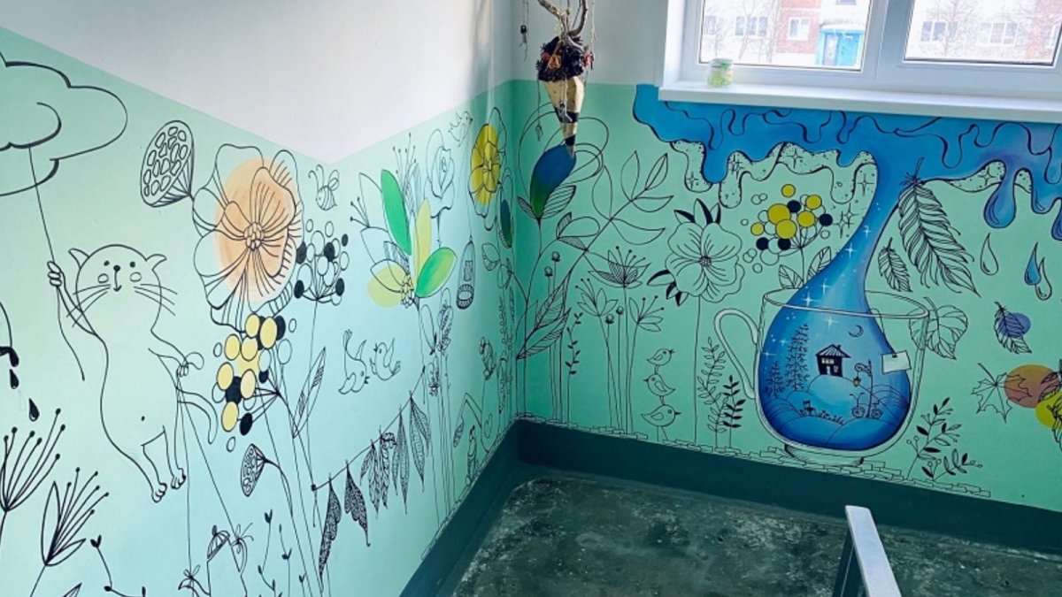 Рисунки на стенах в школе