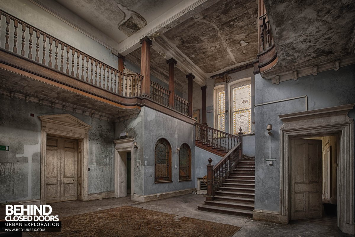 Мраморная лестница с белыми перилами ажурными в шикарном отеле