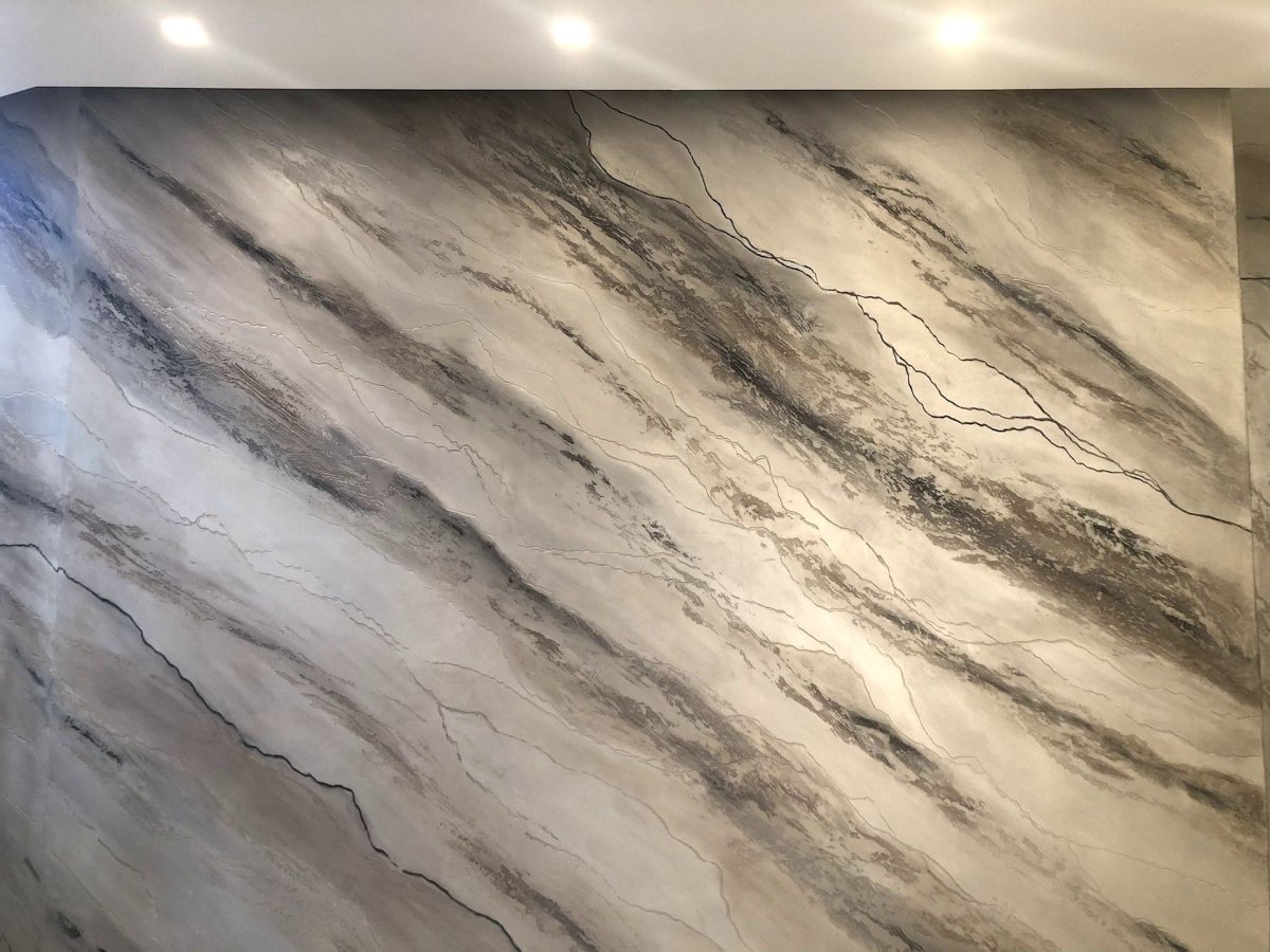 Ванная с плиткой под мрамор