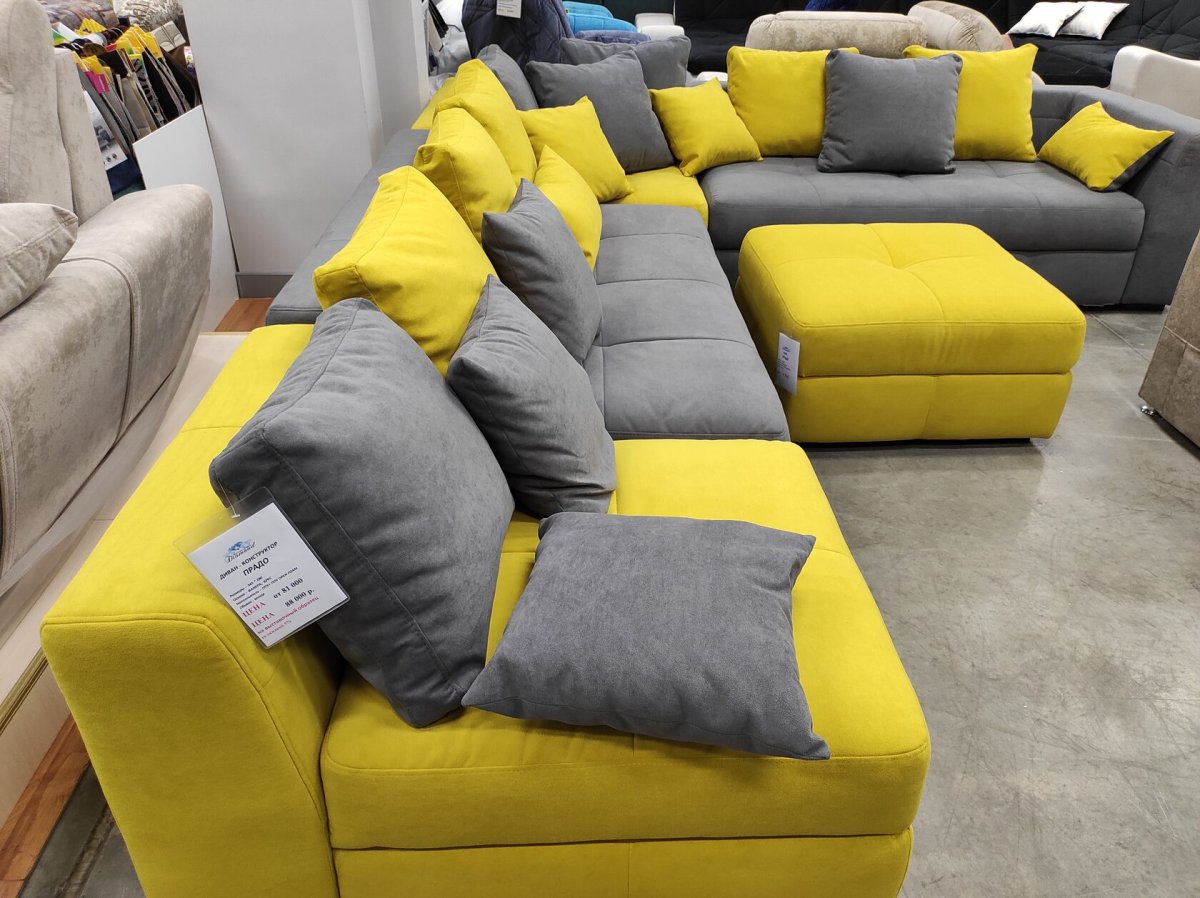 Красный угловой диван в интерьере