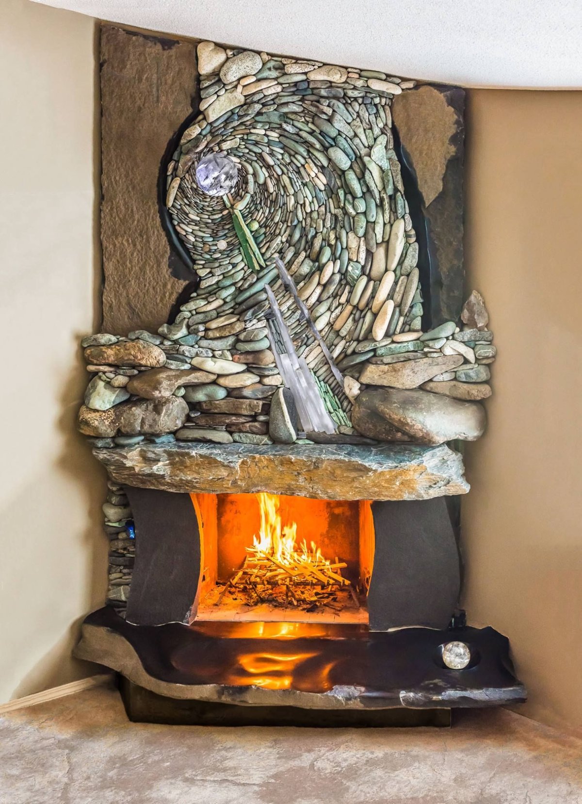 Камин из камня в срубе