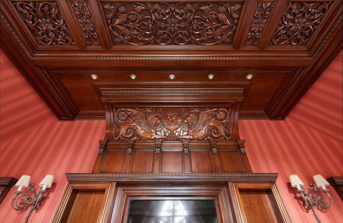 Резные деревянные панели больших размеров